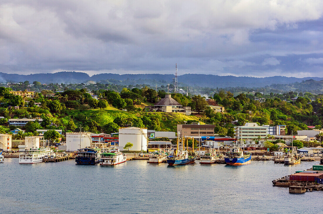 Blick auf den Hafen und die Hauptstadt, Honiara, Insel Guadalcanal, Salomonen, Melanesien, südwestlicher Pazifik, Südsee