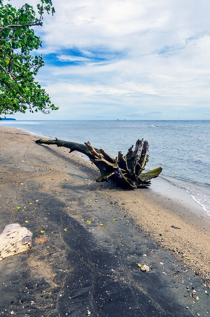 Einsamer Strand bei Rabaul, am St.-Georgs-Kanal, Provinz East New Britain, Insel Neubritannien, Papua-Neuguinea, Südsee