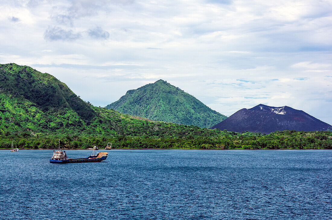 Blick auf Berge mit Vulkan Tavurvur und Urwald, bei Rabaul, am St.-Georgs-Kanal, Provinz East New Britain, Insel Neubritannien, Papua-Neuguinea, Südsee