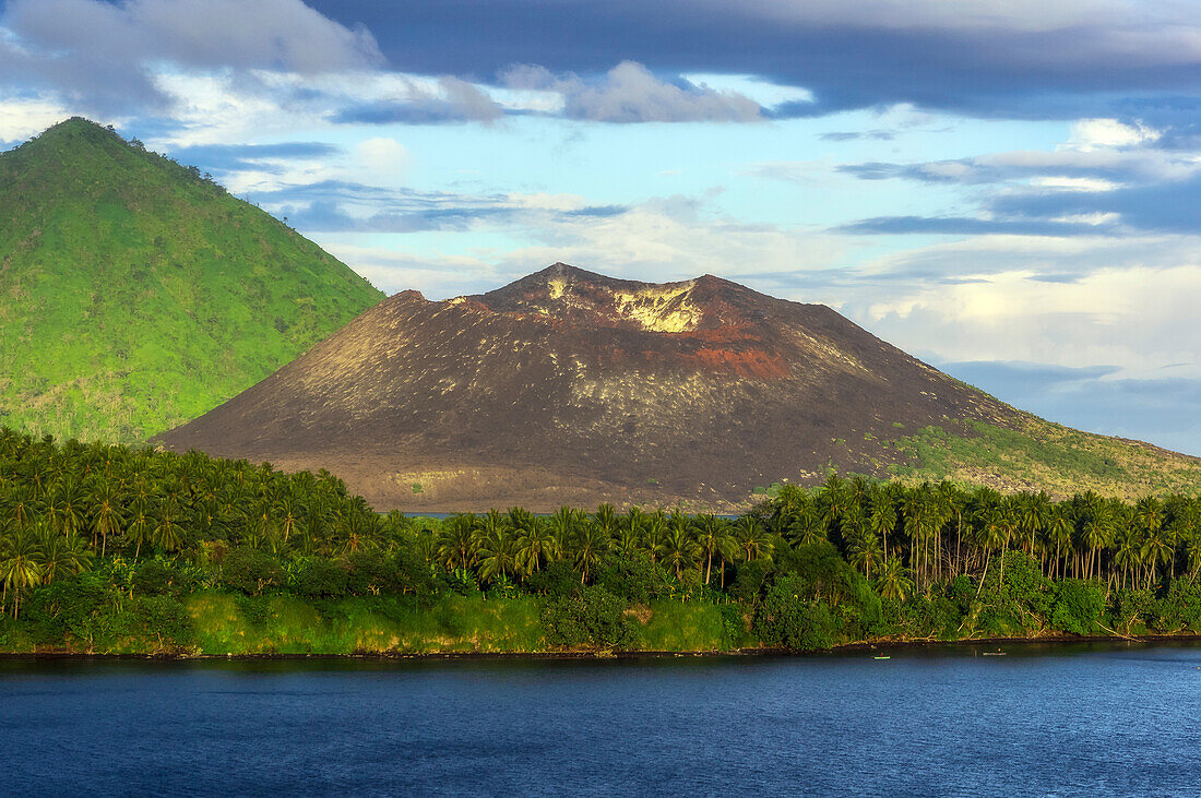 Blick auf Berge mit Vulkan Tavurvur und Palmen, bei Rabaul,  am St.-Georgs-Kanal, Provinz East New Britain, Insel Neubritannien, Papua-Neuguinea, Südsee