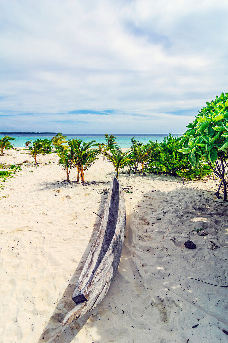 Einsamer Strand auf den Conflict-Inseln (auch Conflict Atoll), ein Atoll in der Salomonensee, Provinz Milne Bay, Papua-Neuguinea, Melanesien, Südsee