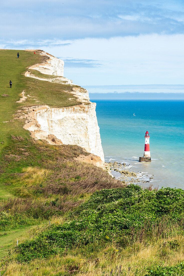 Leuchtturm bei Beachy Head an der englischen Südküste zwischen Seaford und Eastbourne, West Sussex, England, Vereinigtes Königreich