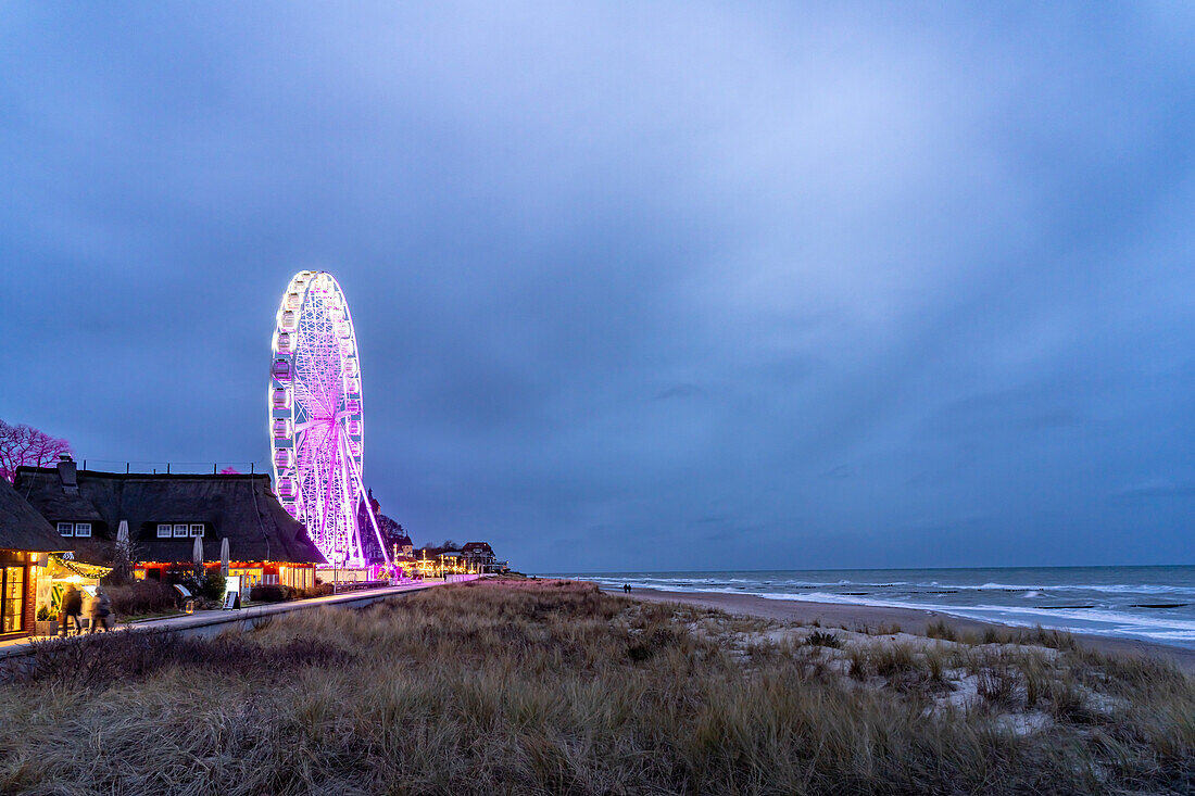 Ostseestrand und Riesenrad im Ostseebad Kühlungsborn in der Abenddämmerung, Mecklenburg-Vorpommern, Deutschland \n\n