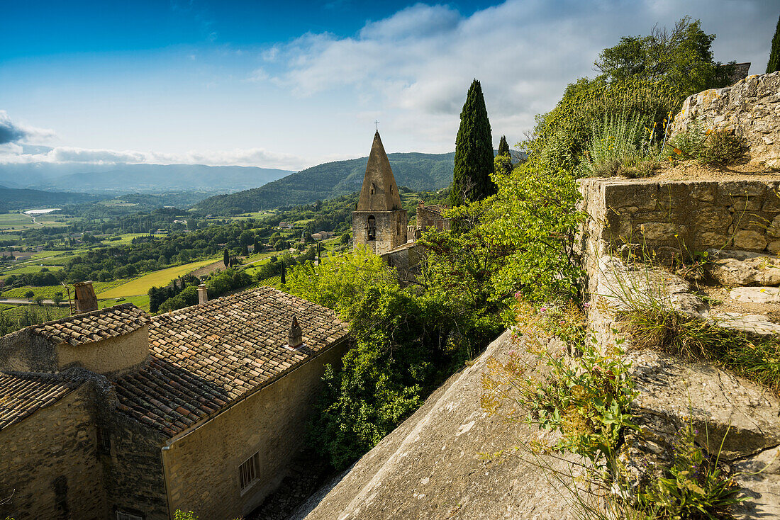 Medieval mountain village, Crestet, Vaucluse department, Provence, Provence-Alpes-Côte dAzur, France