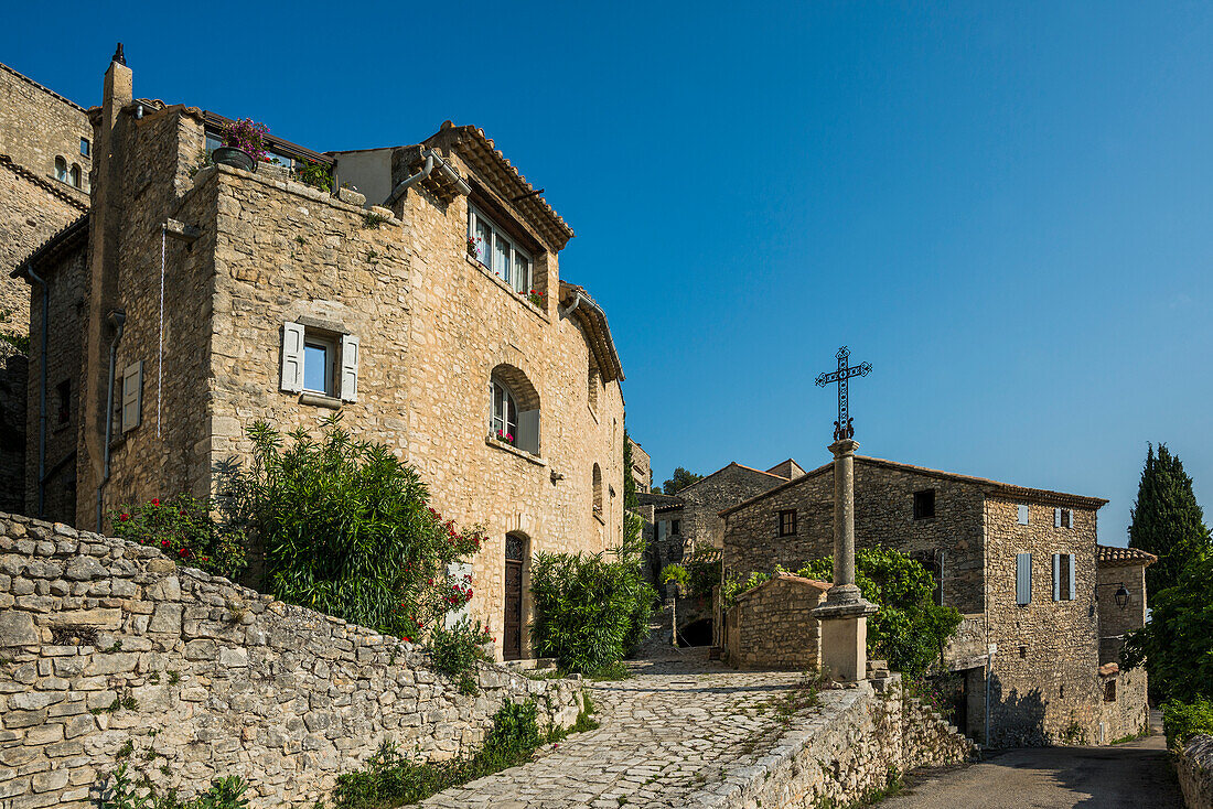 Mittelalterliches Bergdorf, Crestet, bei Vaison-la-Romaine,  Département Vaucluse, Provence, Provence-Alpes-Côte dAzur, Frankreich