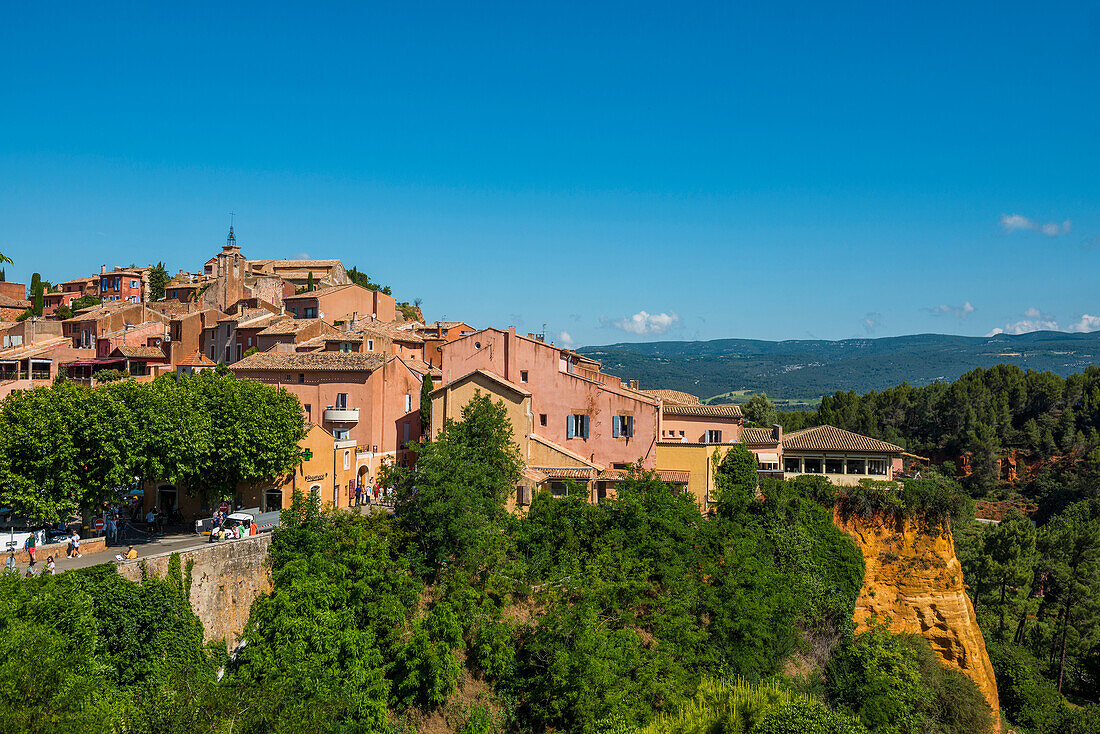 Blick auf Roussillon, eines der schönsten Dörfer Frankreichs (Le Plus beaux villages de France), Département Vaucluse, Provence, Provence-Alpes-Côte d'Azur, Frankreich