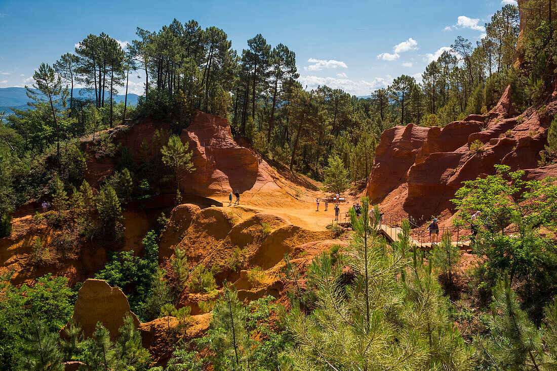 Berühmte Ockerfelsen am Lehrpfad Le Sentier des Ocres, Roussillon, Département Vaucluse, Provence, Provence-Alpes-Côte d'Azur, Frankreich