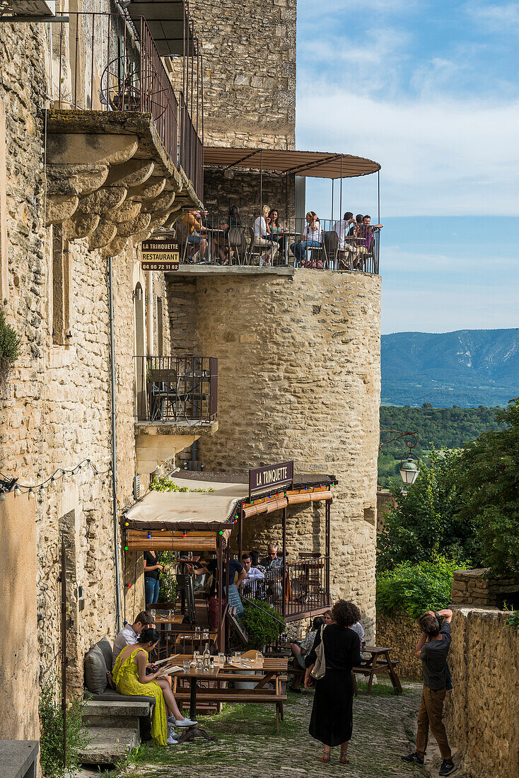 Ortsansicht mit Restaurant, eines der schönsten Dörfer Frankreichs (Le Plus beaux villages de France), Gordes, Département Vaucluse, Provence, Provence-Alpes-Côte d'Azur, Frankreich