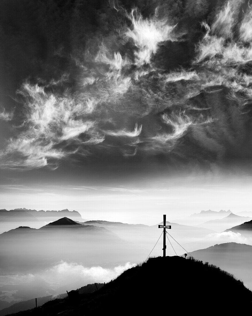 Wolkenstimmung über dem Gipfel des Feldalphorn, Feldalphorn, Kitzbüheler Alpen, Tirol, Österreich