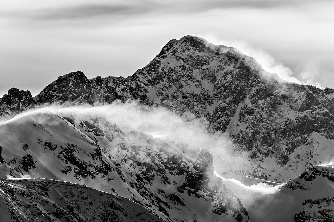 Wintersturm mit Schneefahnen über der Hochnissl im Karwendel, vom Rofan, Tirol, Österreich