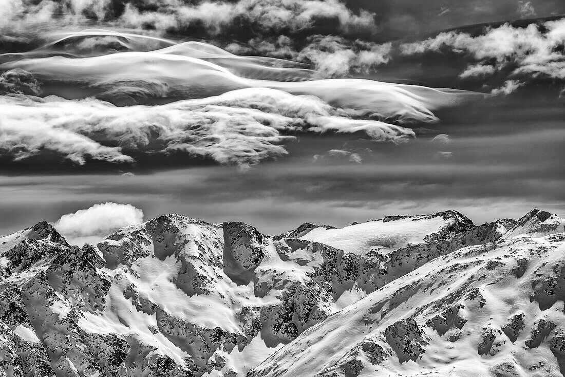 Wolkenstimmung über Falbanairspitze und Rabenkopf, vom Großen Schafkopf, Ötztaler Alpen, Südtirol, Italien
