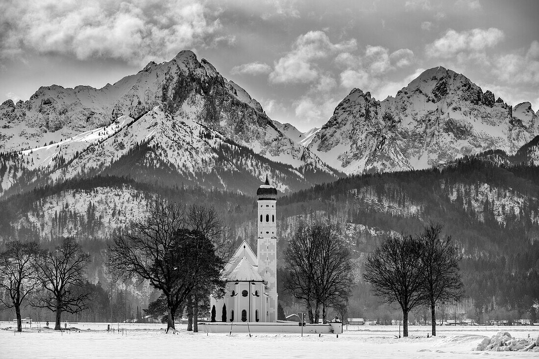 Winterliche Kirche St. Coloman mit Gehrenspitze und Köllenspitze in den Tannheimer Bergen, Ammergauer Alpen, Schwaben, Bayern, Deutschland