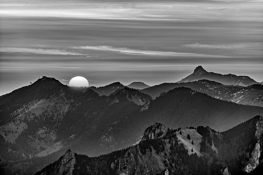 Sonnenaufgang über Hochries und Kampenwand, vom Wendelstein, Mangfallgebirge, Bayerische Alpen, Oberbayern, Bayern, Deutschland