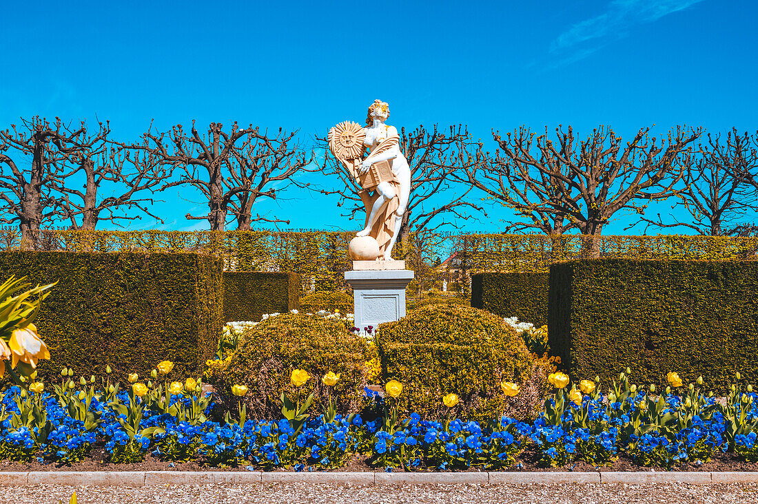 Herrenhäuser Gärten in Hannover mit Sonnenschein im Frühjahr, Hannover, Niedersachsen, Deutschland