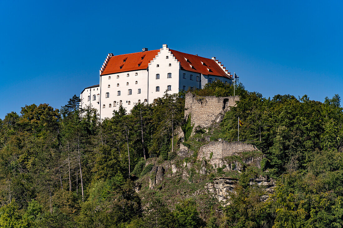 Schloss Rosenburg hoch über Riedenburg, Niederbayern, Bayern, Deutschland  