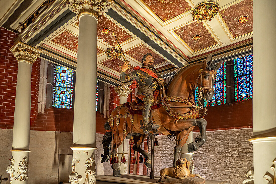 Grabanlage des Grafen Samuel von Behr mit Reiterstatue im  Doberaner Münster in Bad Doberan, Mecklenburg-Vorpommern, Deutschland \n\n\n