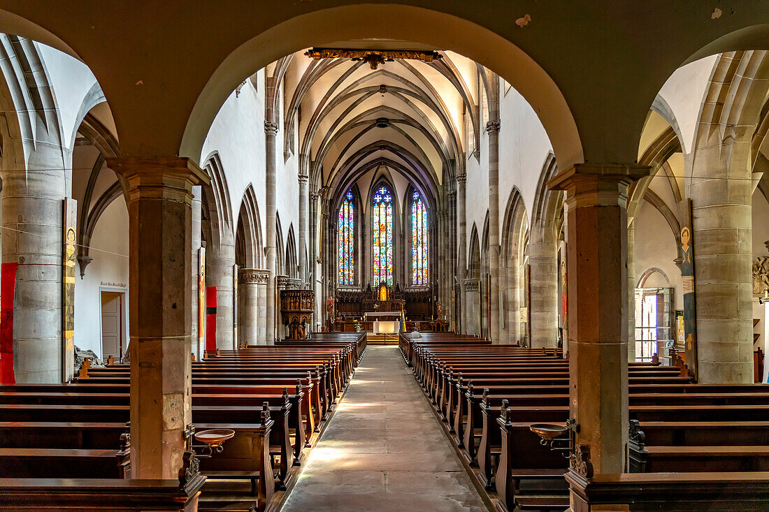 Innenraum der römisch-katholischen Kirche St-Grégoire oder St. Gregor in Ribeauville, Elsass, Frankreich