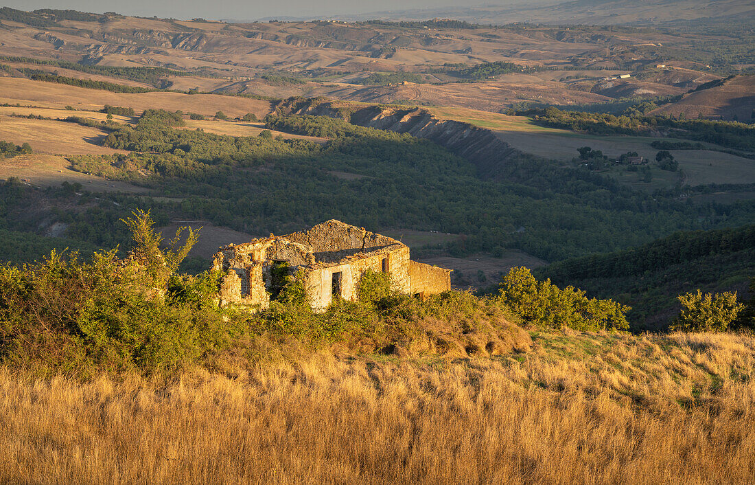 Ruine von einem Landhaus bei Radicofani bei Sonnenaufgang, Provinz Siena, Toskana, Italien