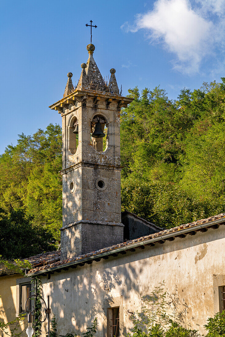 Santa Fiora, Blick auf den Turm der Kirche Madonna della Neve, Provinz Grosseto, Toskana, Italien, Europa