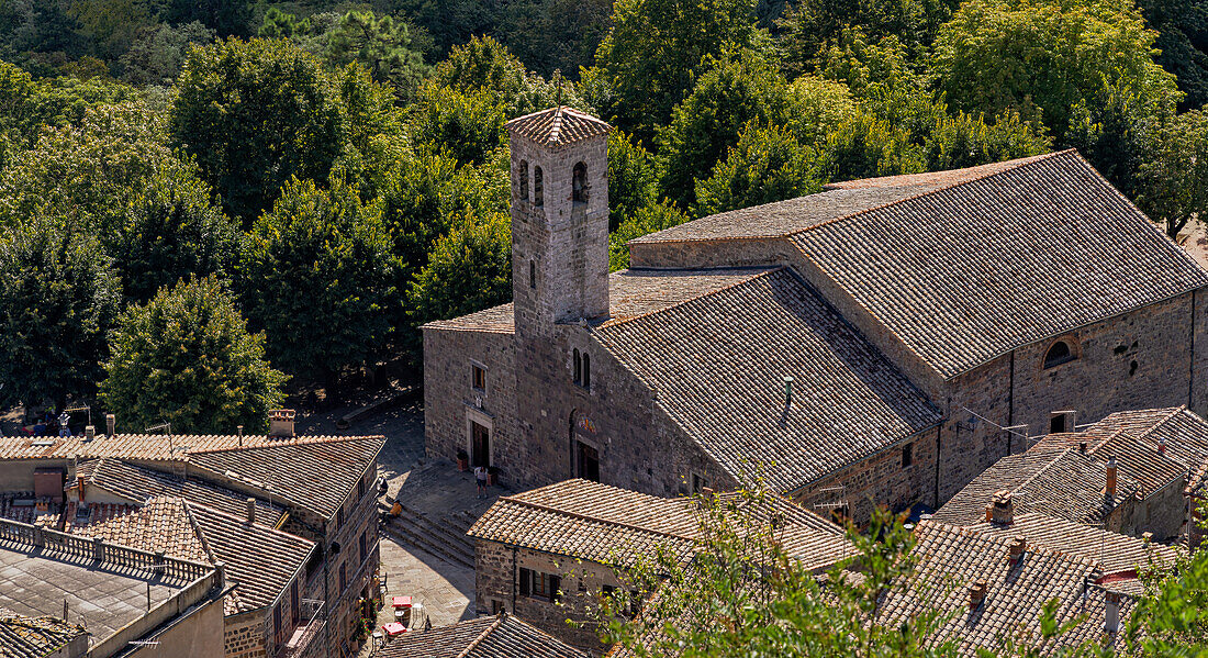 Blick von der Burg von Radicofani auf die Kirche San Pietro, Radicofani, Provinz Siena, Toskana, Italien  
