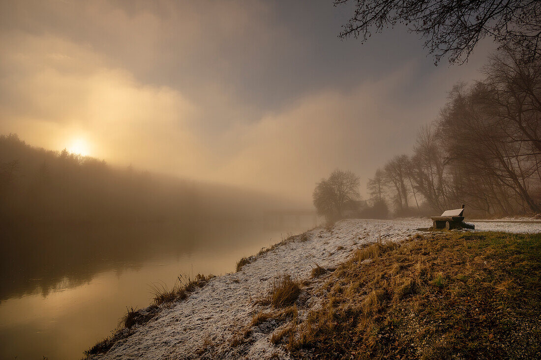 Sitzbank und Weg, Wintermorgen an der Isar bei Nebel, südlich von München, Bayern, Deutschland, Europa