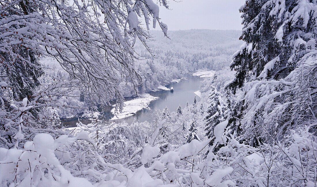 Blick auf Isar, Wintermorgen im Isartal südlich von München, Bayern, Deutschland