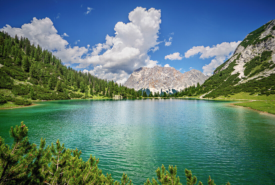 Blick auf den Seebensee mit dem Wettersteingebirge im Hintergrund, Ehrwald, Tirol, Österreich