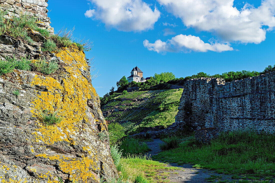 Blick von der Niederburg auf Matthiaskapelle und Oberburg in Kobern-Gondorf, Mosel, Rheinland-Pfalz, Deutschland, Europa