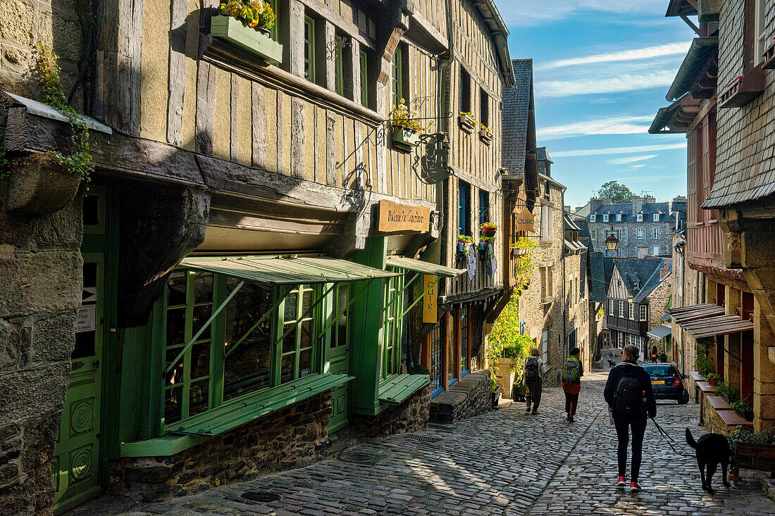 Touristen in der Rue de Jerzual in Dinan, Bretagne, Côtes d'Armor, Distrikt Chateulin, Frankreich