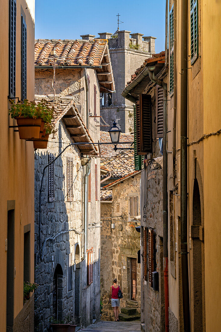 Touristin in den Gassen von Santa Fiora, Provinz  Grosseto, Toskana, Italien