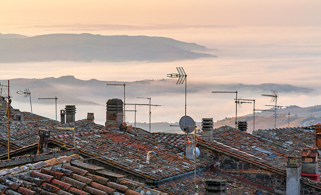 Morgens über den Dächern von Radicofani, Provinz Siena, Toskana, Italien  