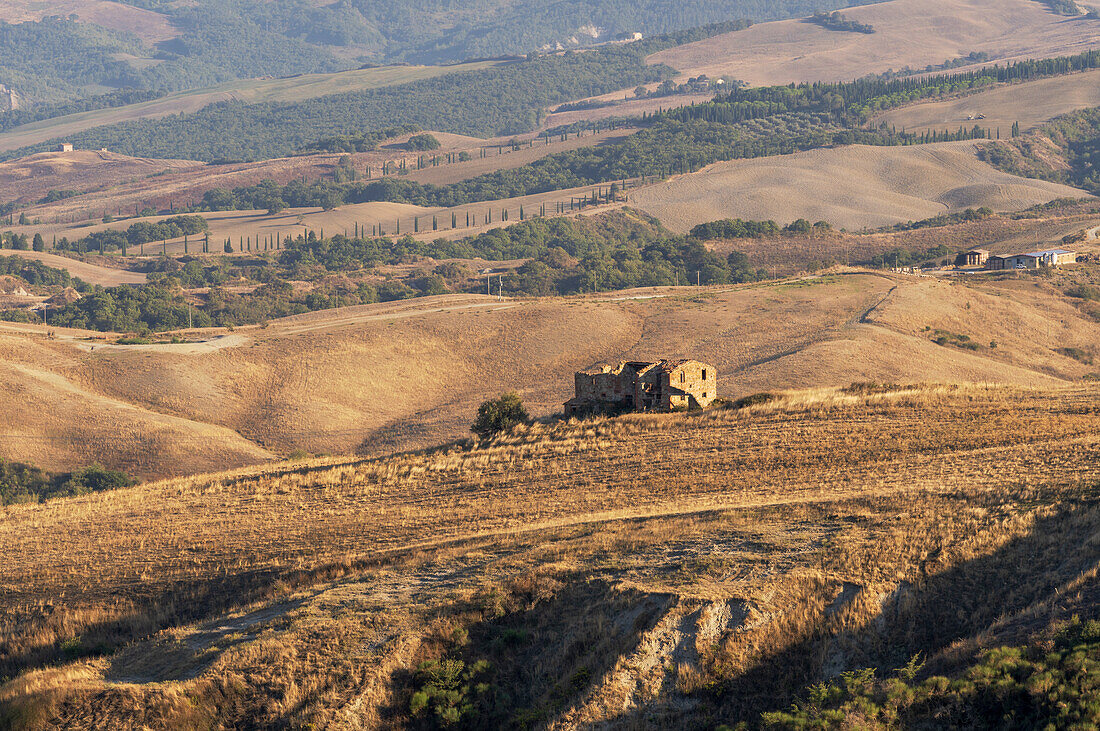  Ruins of a country house near Radicofani at sunrise, Siena Province, Tuscany, Italy   