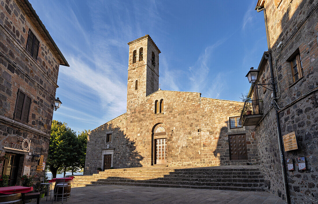 Morgens vor der Kirche St. Pietro in Radicofani, Provinz Siena, Toskana, Italien  