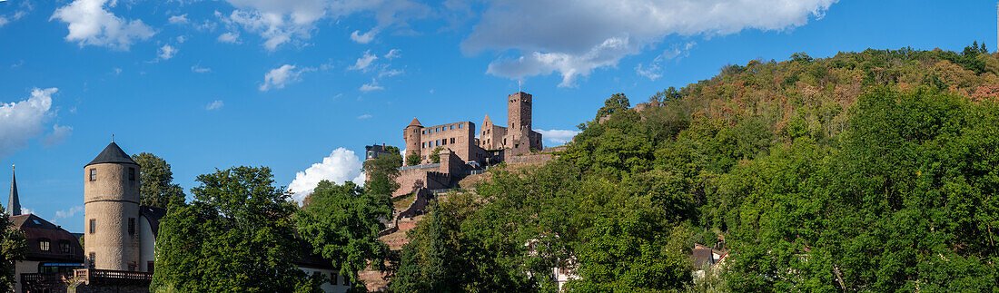 Die Burg Wertheim dominiert die gleichnamige Stadt am Main, Baden-Württemberg, Deutschland