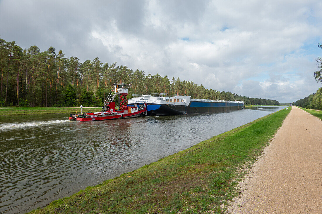 Ein Schubverband auf dem Rhein-Main-Donaukanal bei Roth, Bayern, Deutschland