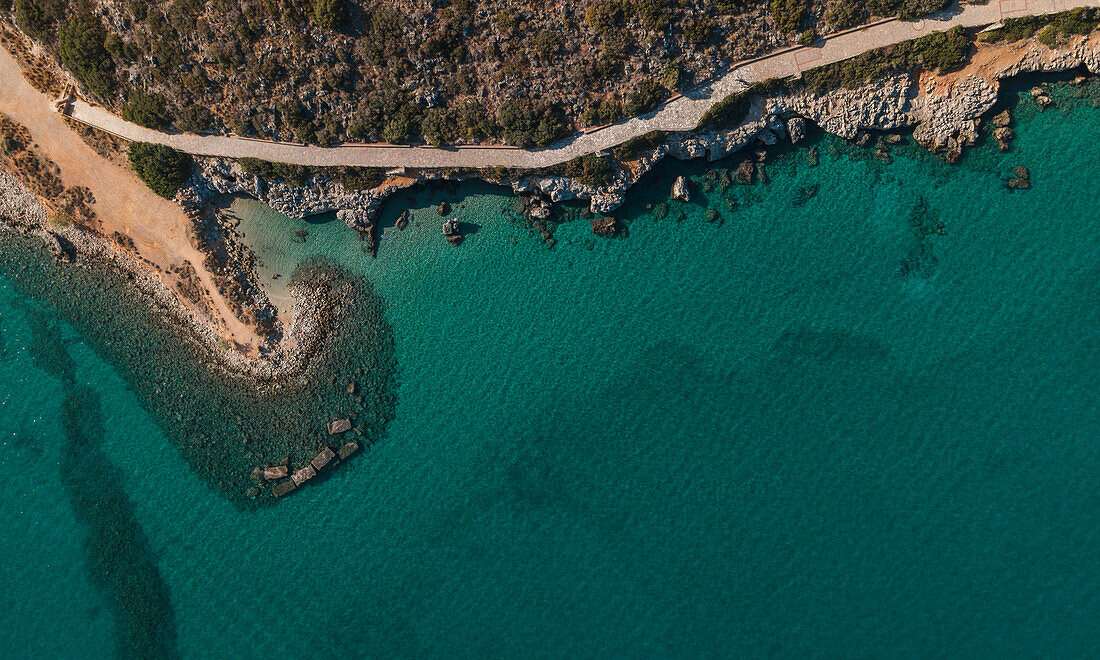 Felsen im Meer von oben, Griechische Inseln, Europa