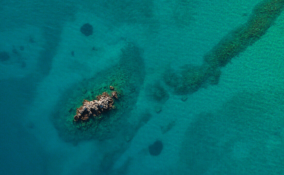 Felsen im Meer von oben, Griechische Inseln, Europa