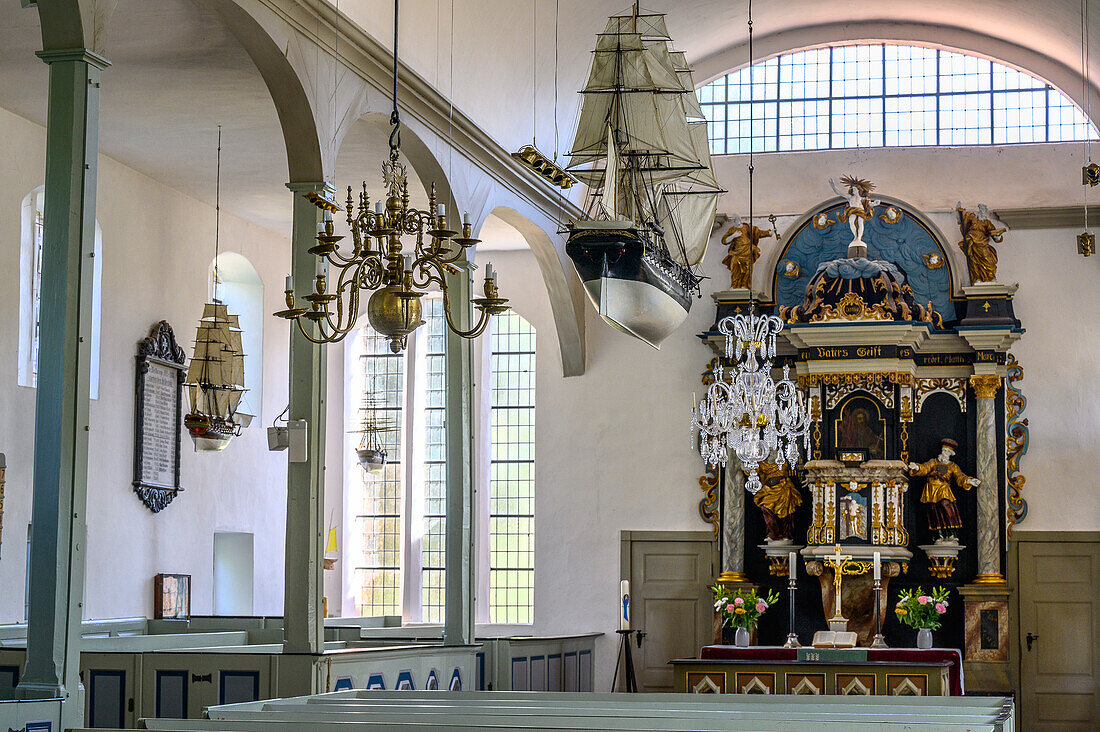 Votivschiffe in der Seemannskirche von Prerow, Graal Müritz, Ostseeküste, Mecklenburg Vorpommern, Deutschland