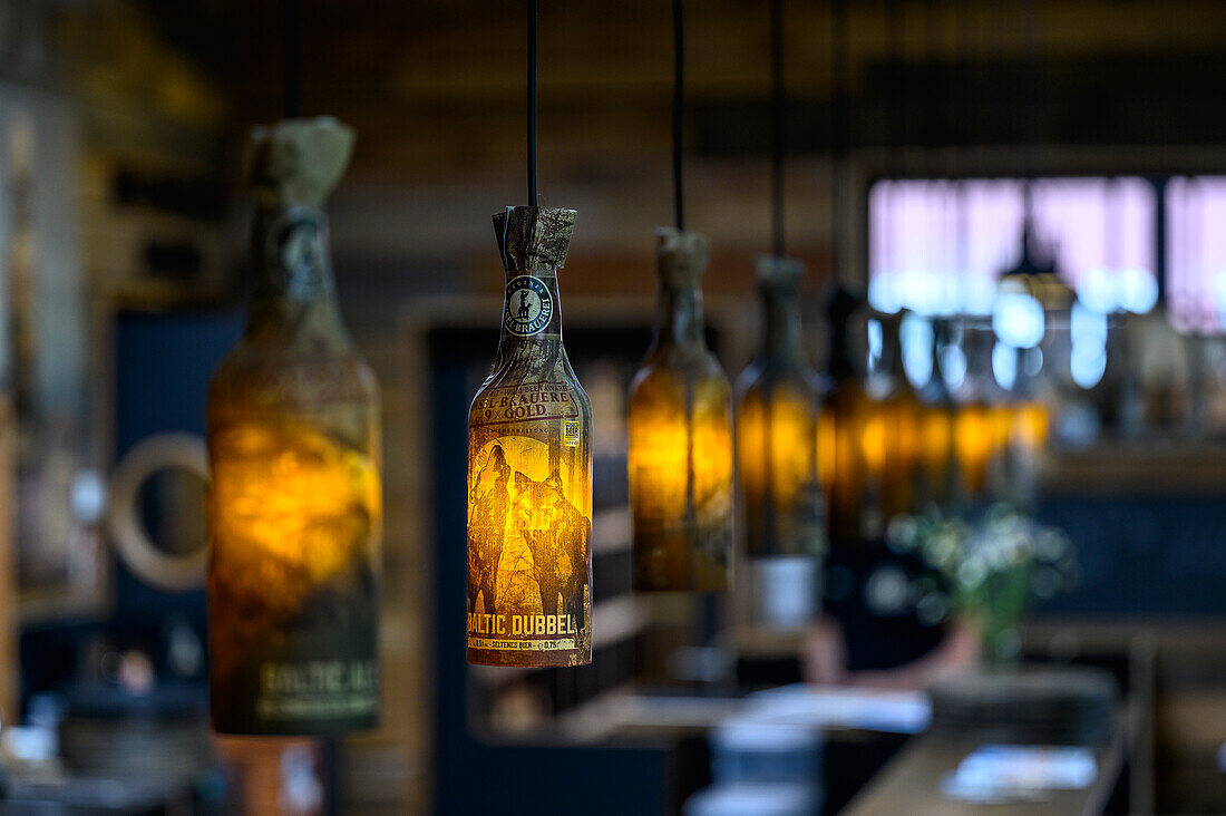 Flaschenreifung in den Bierflaschen, Insel-Brauerei, Rambin, Rügen, Ostseeküste, Mecklenburg-Vorpommern, Deutschland