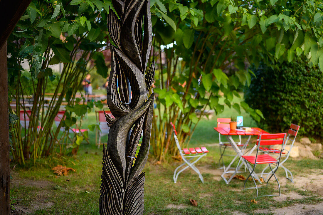 Garten vom Surfhostel Ummaii mit Tikibar und Pizzeria, Ummanz, Rügen, Ostseeküste, Mecklenburg-Vorpommern, Deutschland