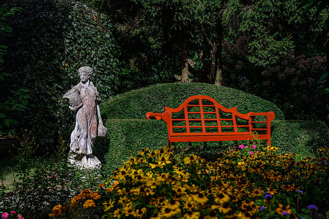 Sonnenhut Blumenbeet vor Skulptur, Botanischer Garten Christiansberg bei Luckow, Stettiner Haff, Ostseeküste, Mecklenburg-Vorpommern, Deutschland