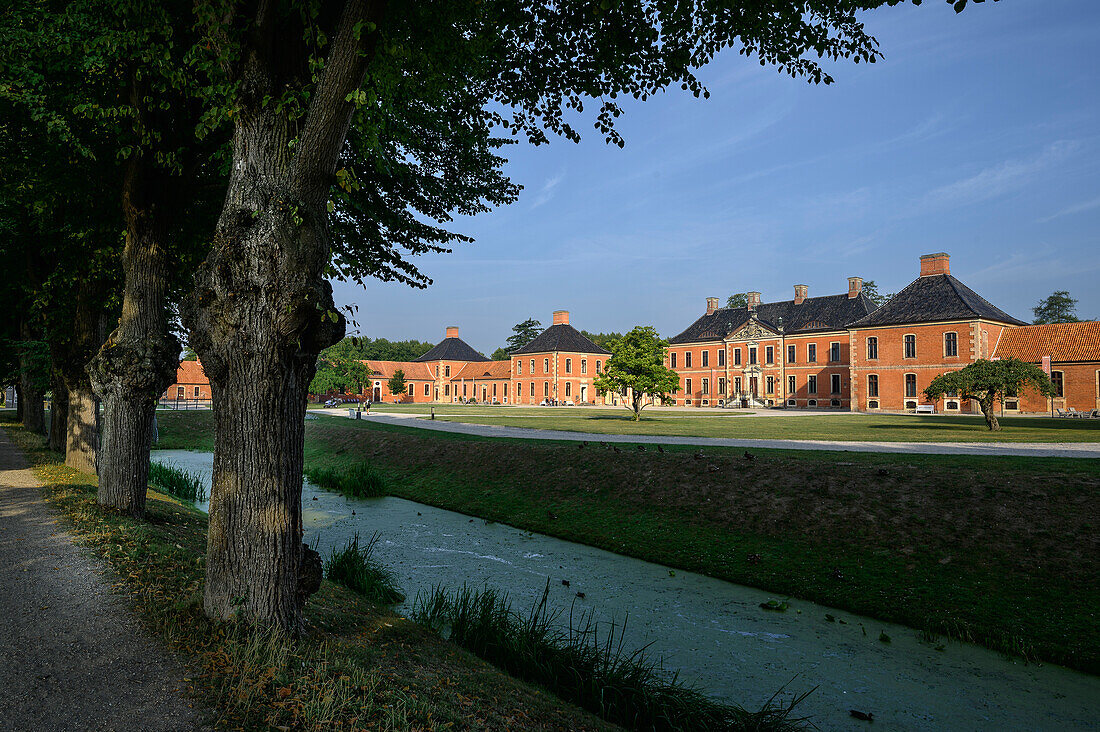 Baumallee und Schloss Bothmer, Klützer Winkel, Ostseeküste, Mecklenburg-Vorpommern, Deutschland