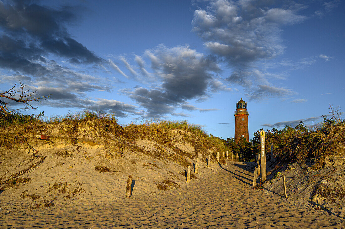 Sanddünen und Leuchtturm Darßer Ort, Halbinsel Darß, Ostseeküste, Mecklenburg-Vorpommern, Deutschland