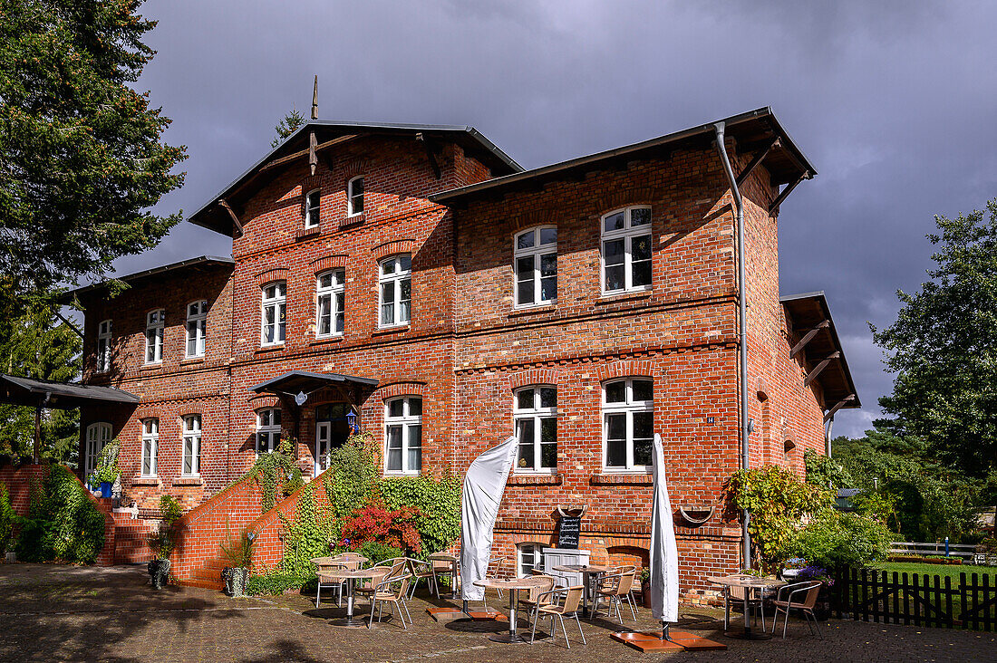 Terrasse am Cafe Klönstuw, Rieth am Stettiner Haff, Ostseeküste, Mecklenburg-Vorpommern, Deutschland