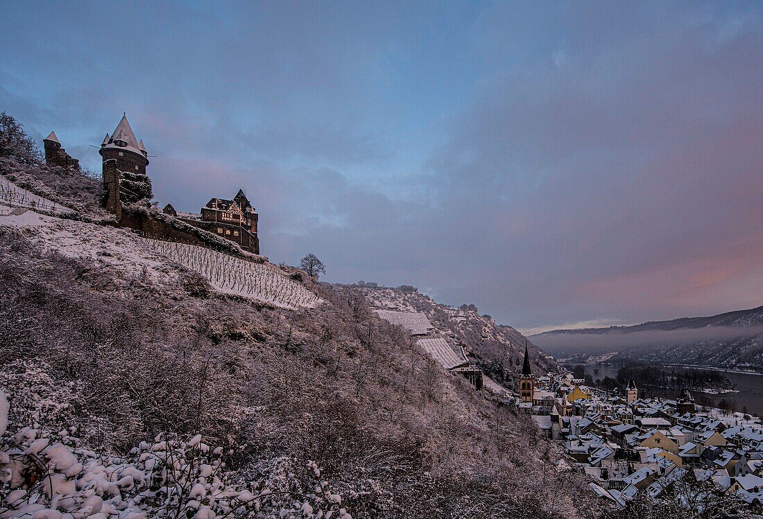 Burg Stahleck und Bacharach im Winter, Oberes Mittelrheintal, Rheinland-Pfalz, Deutschland