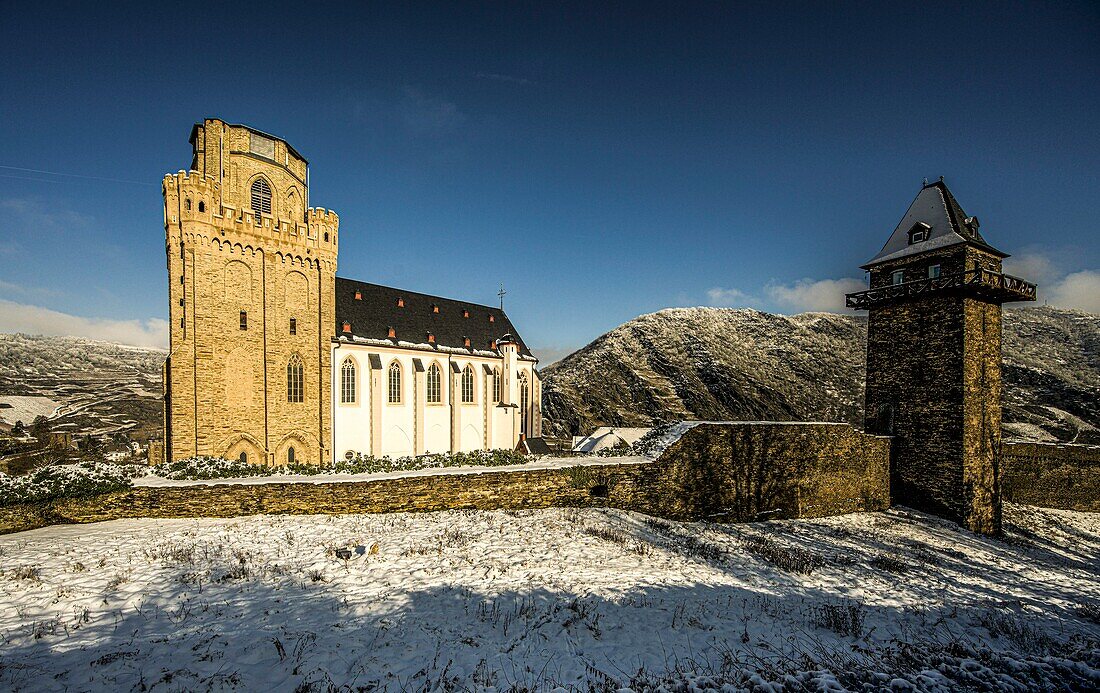 Martinskirche und Michelfeldturm der Stadtmauer im Winter, Oberwesel, Oberes Mittelrheintal, Rheinland-Pfalz, Deutschland