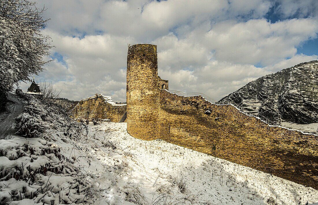  Winter atmosphere in Oberwesel, city wall with defensive towers, Upper Middle Rhine Valley, Rhineland-Palatinate, Germany 