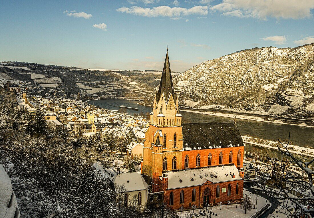  Rhine valley, old town and Church of Our Lady in winter, Oberwesel, Rhineland-Palatinate, Germany 