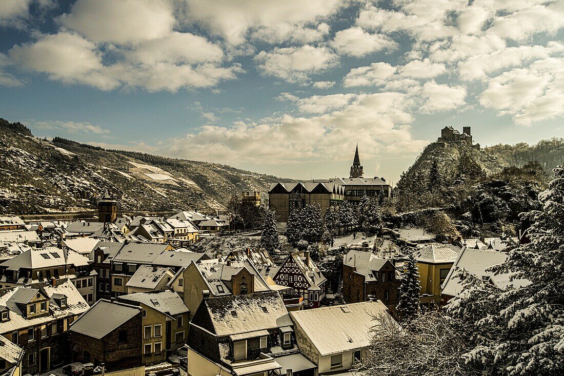 Winterliche Stimmung in Oberwesel, Blick vom Stadtmauer-Rundweg auf die Altstadt, das Rheintal und die Schönburg, Oberes Mittelrheintal, Rheinland-Pfalz, Deutschland