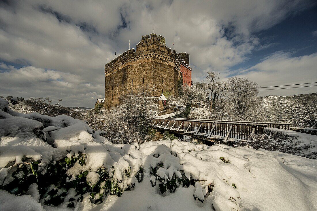  Schönburg in winter with bridge to the castle gate, Upper Mitelrheintal, Rhineland-Palatinate, Germany 